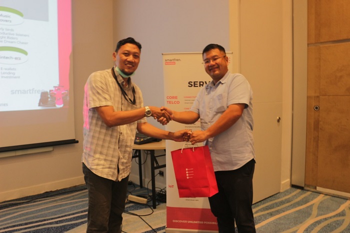 Pemberian cendera mata oleh Bapak Yuli (PT Smartfren – kiri) kepada Bapak Haryono (Grahacom – kanan). (Dok. Istimewa)
