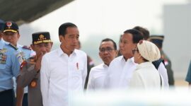 Menteri Pertahanan Prabowo Subianto mendampingi Presiden Joko Widodo (Jokowi) melepas bantuan kemanusiaan Indonesia untuk Palestina di Lanud Halim Perdanakusuma. (Dok. Tim Media Prabowo Subianto)