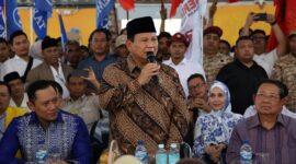 Calon Presiden nomor urut 2, Prabowo Subianto Ngopi Bareng Warga dan Relawan di Kedai Kopi Aceh. (Dok. Tim Media Prabowo-Gibran)
