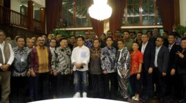 Presiden terpilih 2024-2029 Prabowo Subianto mengumpulkan 45 kuasa hukum yang berada dalam tim yang membela Prabowo-Gibran di Mahkamah Konstitusi (MK). (Dok. Tim Media Prabowo)