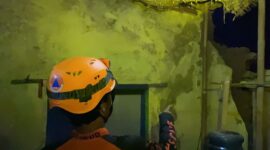 Sejumlah bangunan  tampak rusak akibat gempa berkekuatan M6,2 di Kabupaten Garut, pada Sabtu (27/4) malam. Dok. BPBD Kota Tasikmalaya)