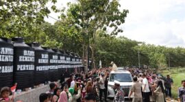 Menteri Pertahanan (Menhan) RI Prabowo Subianto meninjau pemasangan bantuan pipa air bersih. (Dok. Tim Media Prabowo)