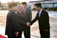 Presiden Republik Indonesia Prabowo Subianto memperkenalkan Menteri Pertanian Andi Amran Sulaiman kepada Raja Yordania, Abdullah II. (Dok. Tim Media Prabowo)