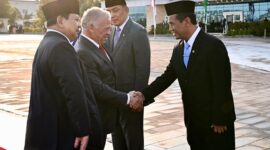 Presiden Republik Indonesia Prabowo Subianto memperkenalkan Menteri Pertanian Andi Amran Sulaiman kepada Raja Yordania, Abdullah II. (Dok. Tim Media Prabowo)