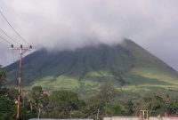 Pemandangan Gunung Lokon saat kemarau: Jalur pendakian ditutup untuk cegah karhutla dan lindungi warga dari aktivitas vulkanik. (Dok. tomohon.go.id)