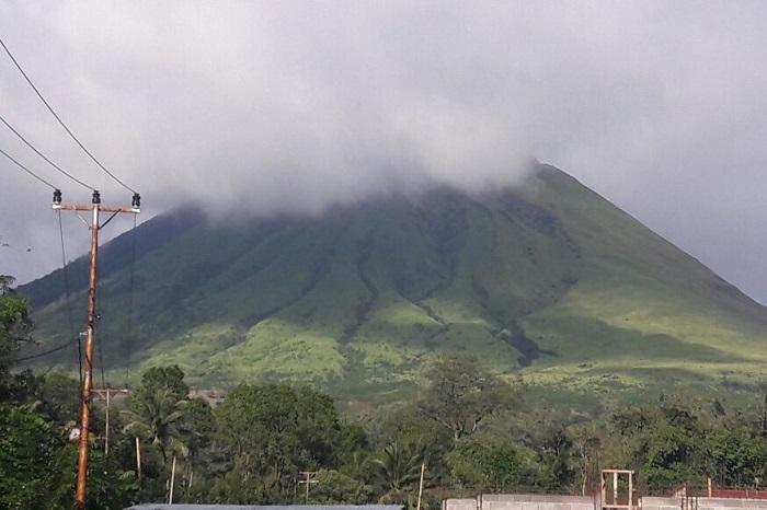 Pemandangan Gunung Lokon saat kemarau: Jalur pendakian ditutup untuk cegah karhutla dan lindungi warga dari aktivitas vulkanik. (Dok. tomohon.go.id)