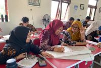 Guru pesisir Anggana bersemangat mengikuti lokakarya numerasi yang digelar PHM di SMP Negeri 6 Anggana. (Dok. Pertamina Hulu Mahakam)
