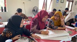 Guru pesisir Anggana bersemangat mengikuti lokakarya numerasi yang digelar PHM di SMP Negeri 6 Anggana. (Dok. Pertamina Hulu Mahakam)
