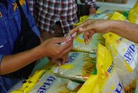 Kepala Bapanas Arief Prasetyo Adi meninjau beras SPHP di pasar modern Serang, Banten. (Dok. Bapenas)