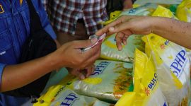 Kepala Bapanas Arief Prasetyo Adi meninjau beras SPHP di pasar modern Serang, Banten. (Dok. Bapenas)