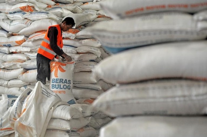 Gudang Bulog penuh karung beras, siap disalurkan untuk bantuan pangan. (Dok. bulog.co.id)
